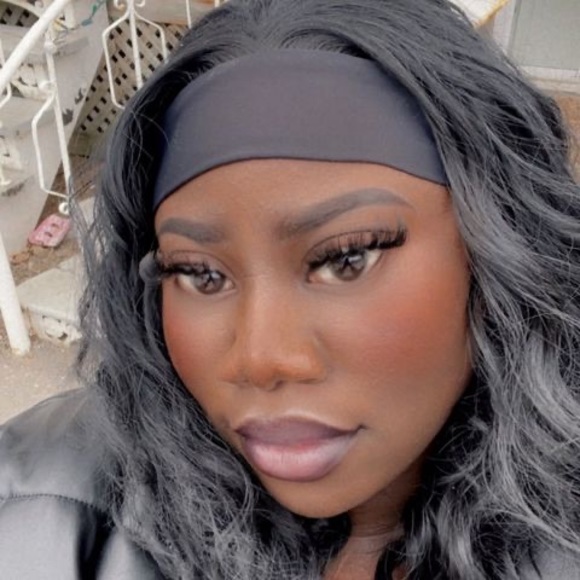 Meet your Posher, Franceline - Picture 1 of 1